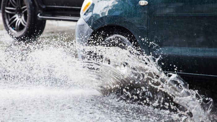 Lewati Genangan Air Bikin Rem Mobil Bunyi Berdecit, Ini Solusinya