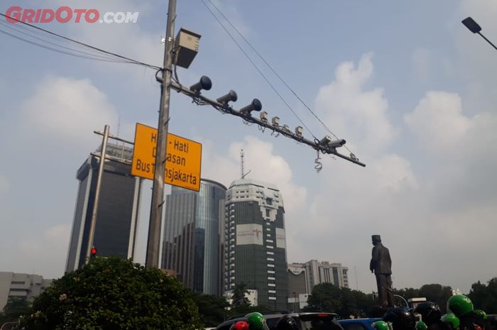 Kejepret Kilau Flash Kamera ETLE di Jalan Otomatis Ketilang? Ini Kata Polisi