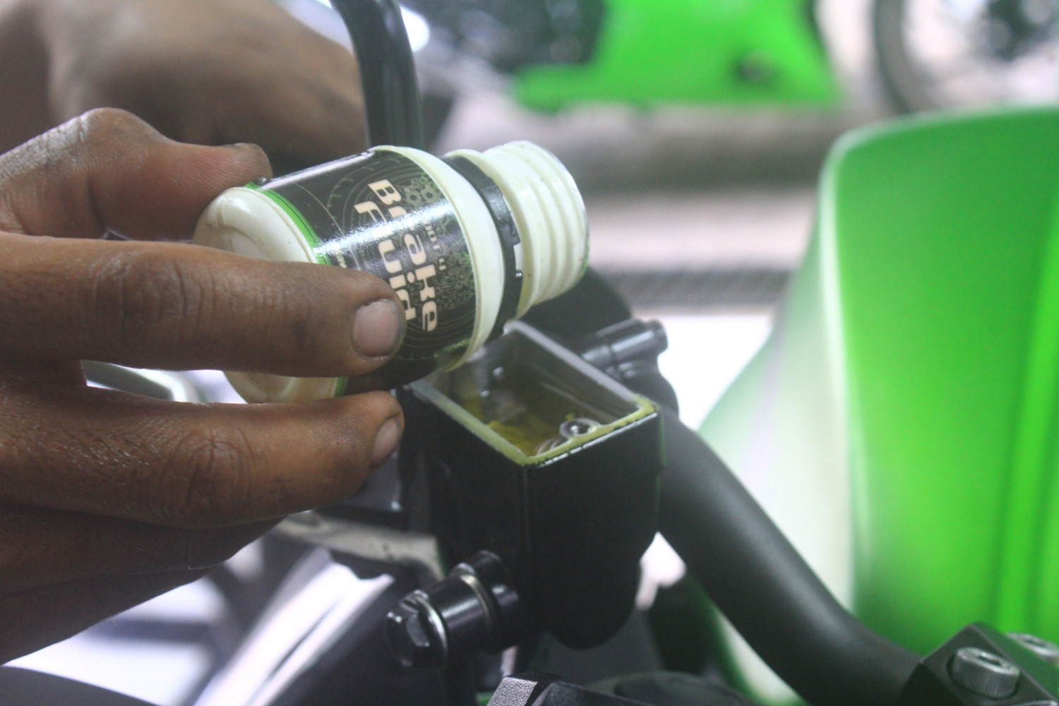 Ini Tanda-tanda Minyak Rem Di Motor Bekas Harus Segera Diganti