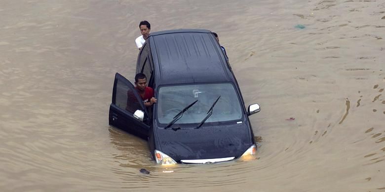 Mobil Manual Mendadak Tak Bisa Masuk Gigi Usai Terjang Banjir, Ini Solusinya