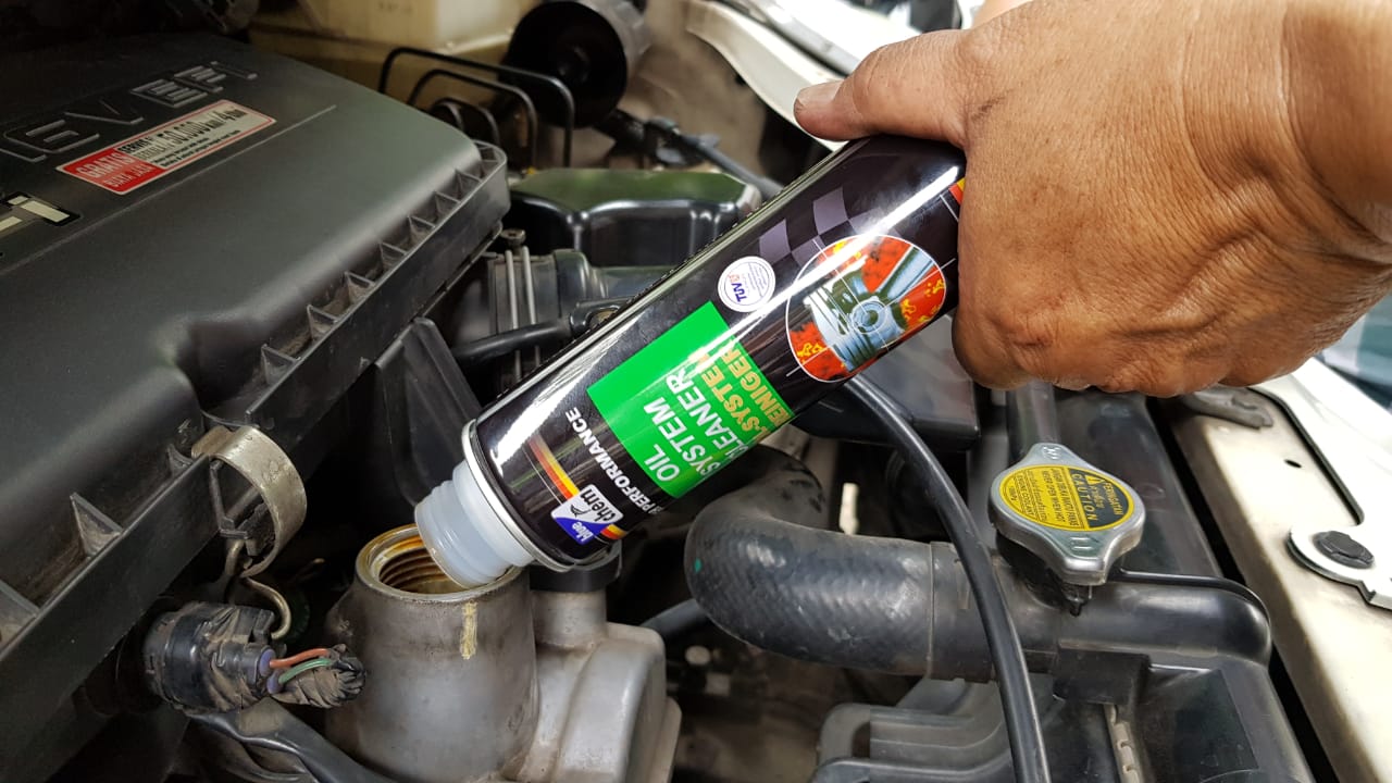 Mengenal Engine Flush Oli, Begini Manfaatnya Bagi Mesin Mobil