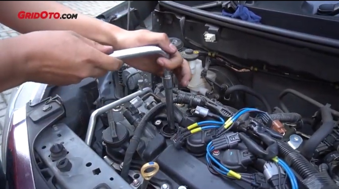 Ini Sebabnya Jangan Buka Busi Mobil Bekas Saat Kondisi Masih Panas