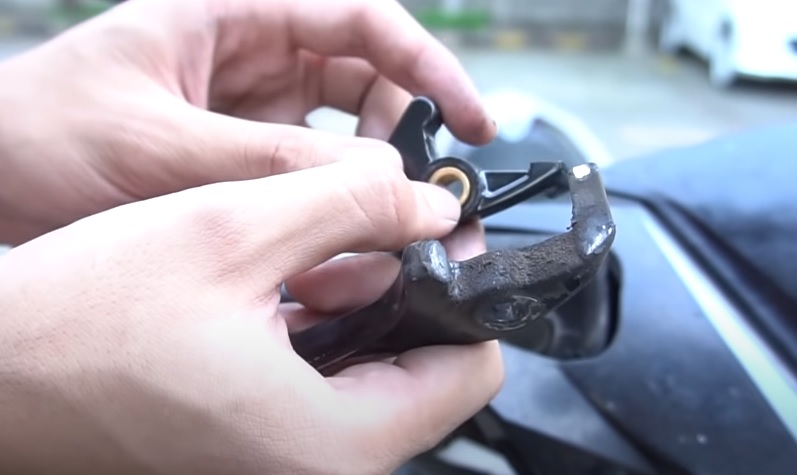 Begini Cara Mengakali Handle Rem dan Kopling Di Motor Bekas Yang Mulai Goyang