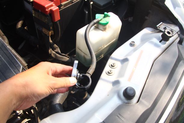 Sebelum Berangkat Mudik, Kenali Dulu 4 Penyebab Radiator Mobil Bekas Bocor
