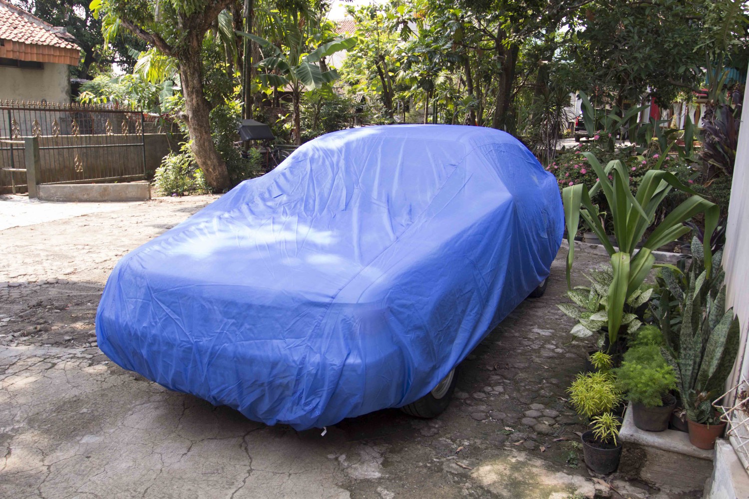 Parkir Lama Saat Liburan Tahun Baru? Gini Cara Jaga Kondisi Mobilnya!