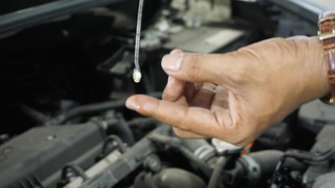 Begini Cara Cek Oli Mesin Mobil Bekas Pasca Kembali Dari Libur Lebaran