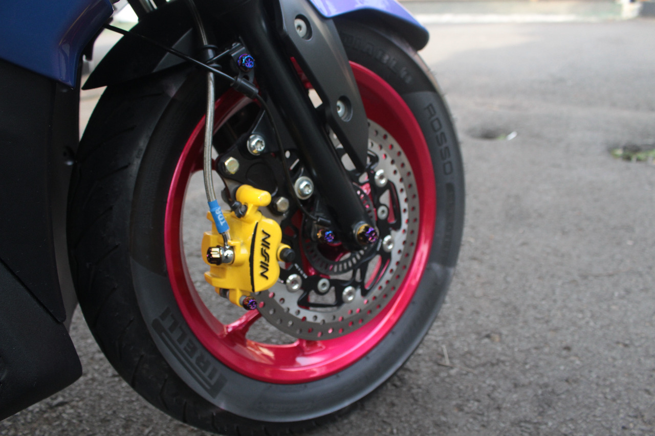 Buka Cuma Bikin Manis Tampilan, Ini 3 Kelebihan Slang Rem Motor Aftermarket