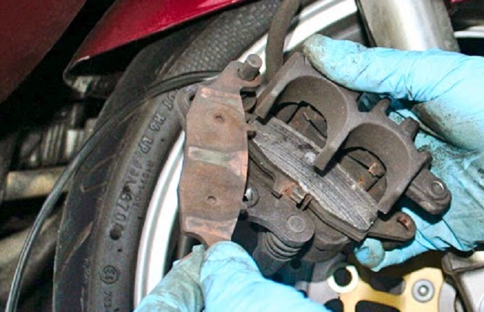 Ini Efek Samping Kebiasan Meletakan Jari Di Tuas Rem Motor Matic