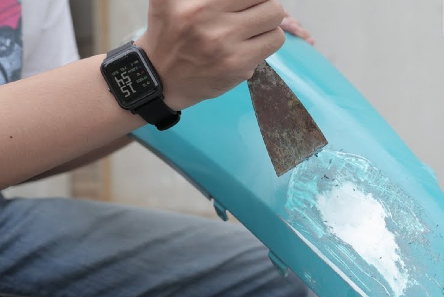 Jangan Pakai Paint Remover, Ini Cara Aman Merontokan Cat di Body Motor