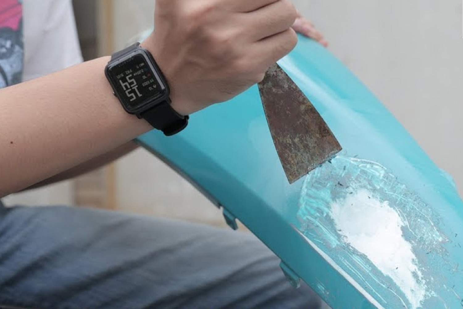 Jangan Pakai Paint Remover, Ini Cara Aman Merontokan Cat di Body Motor