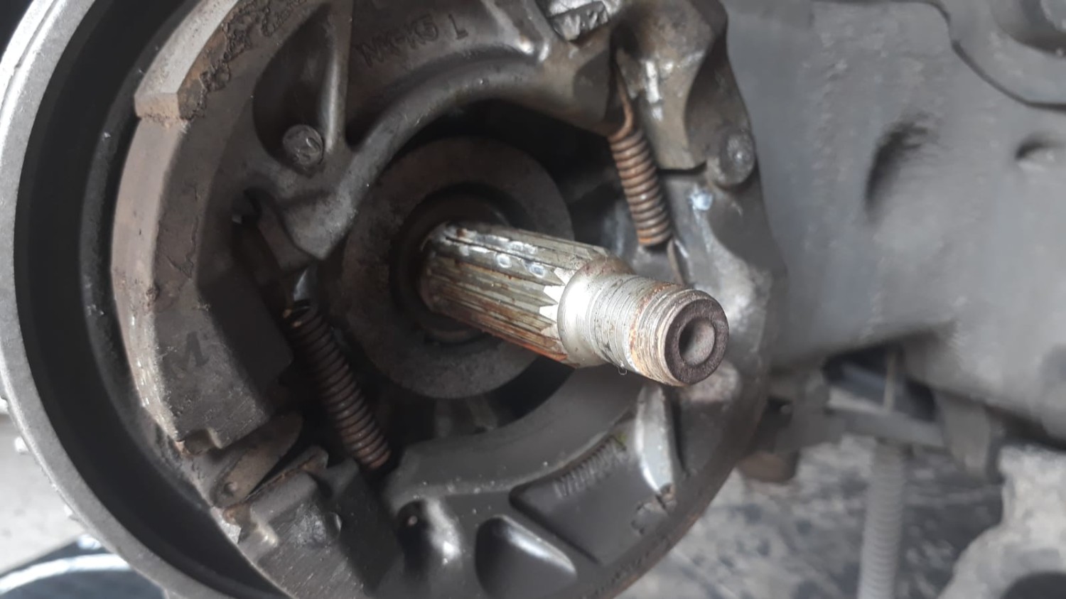 Ternyata Ini Sebabnya Roda Belakang Motor Matic Susah Dilepas