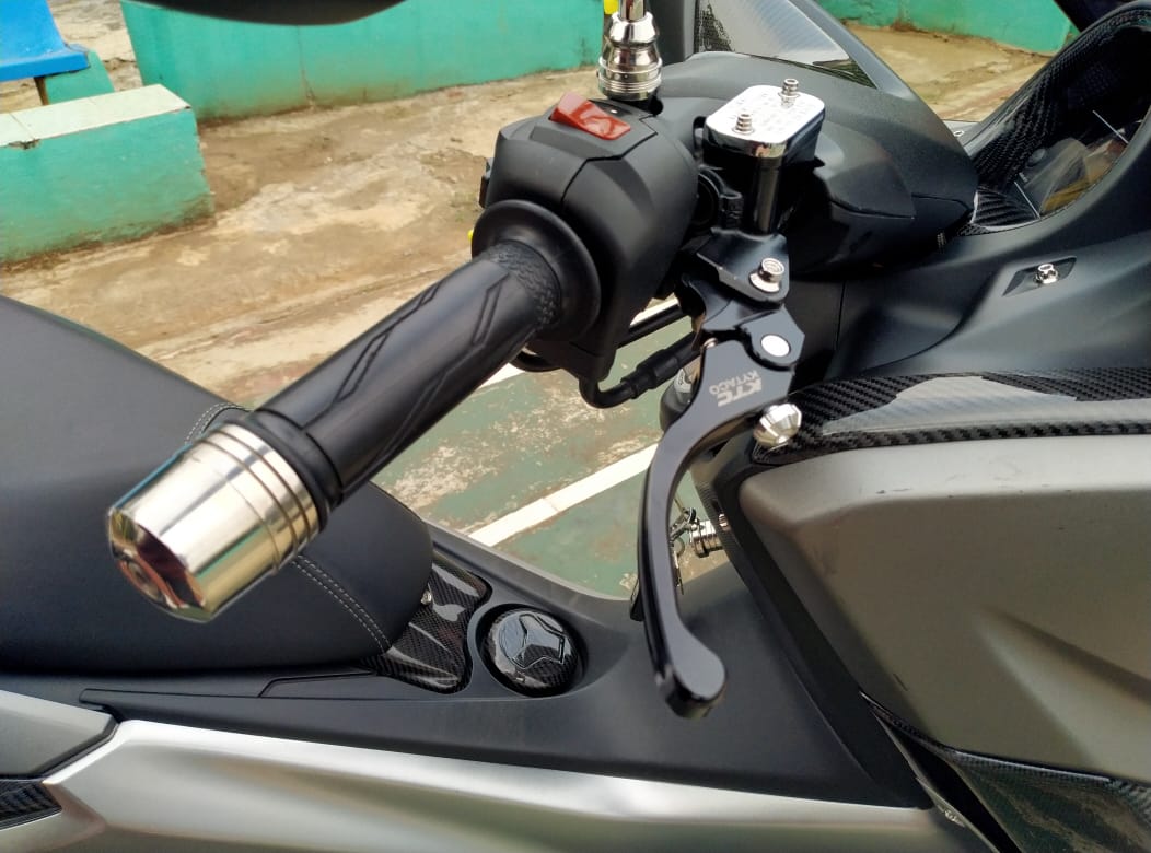 Ternyata Meletakan Jari Di Tuas Rem Pada Motor Matic Bikin Rugi