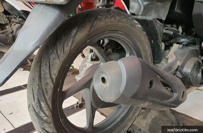 Trik Simpel Agar Pelek Belakang Motor Matic Tidak Macet Saat Dilepas