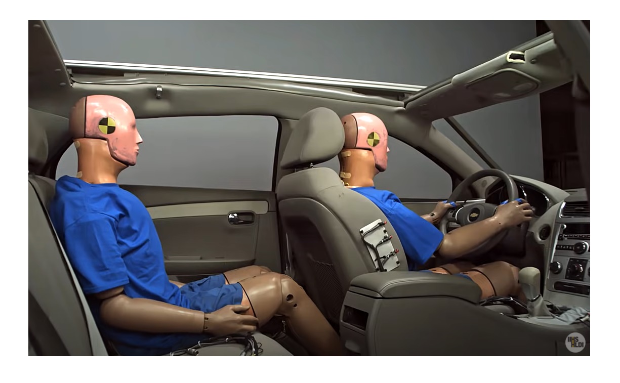SEAT, Sering Diabaikan! Penumpang Kursi Belakang Tanpa Seat Belt Bisa Picu Bahaya Fatal