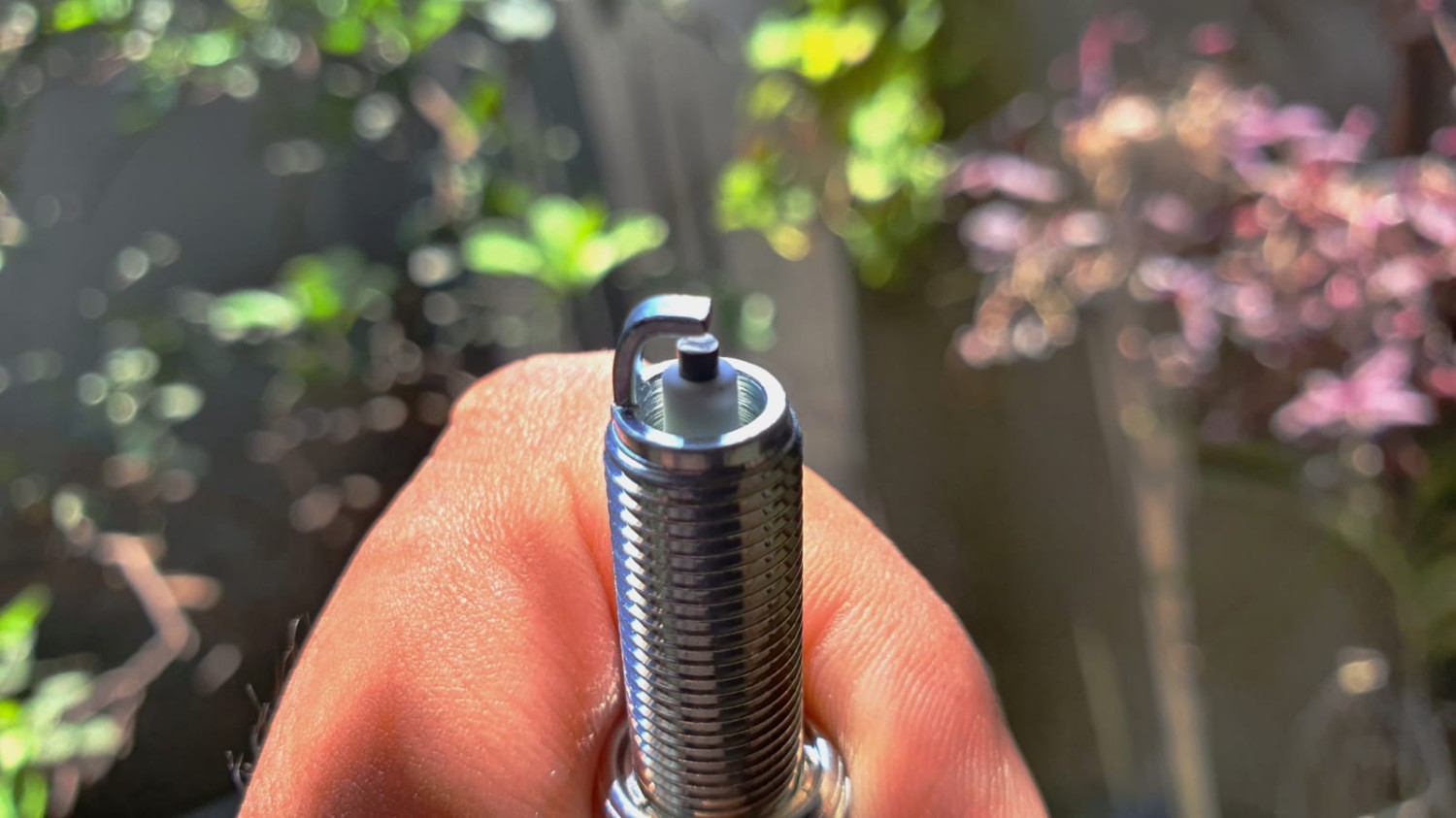 Ganti Busi Mobil Sendiri Boleh Saja, Perhatikan Tiga Hal Penting Ini Ya