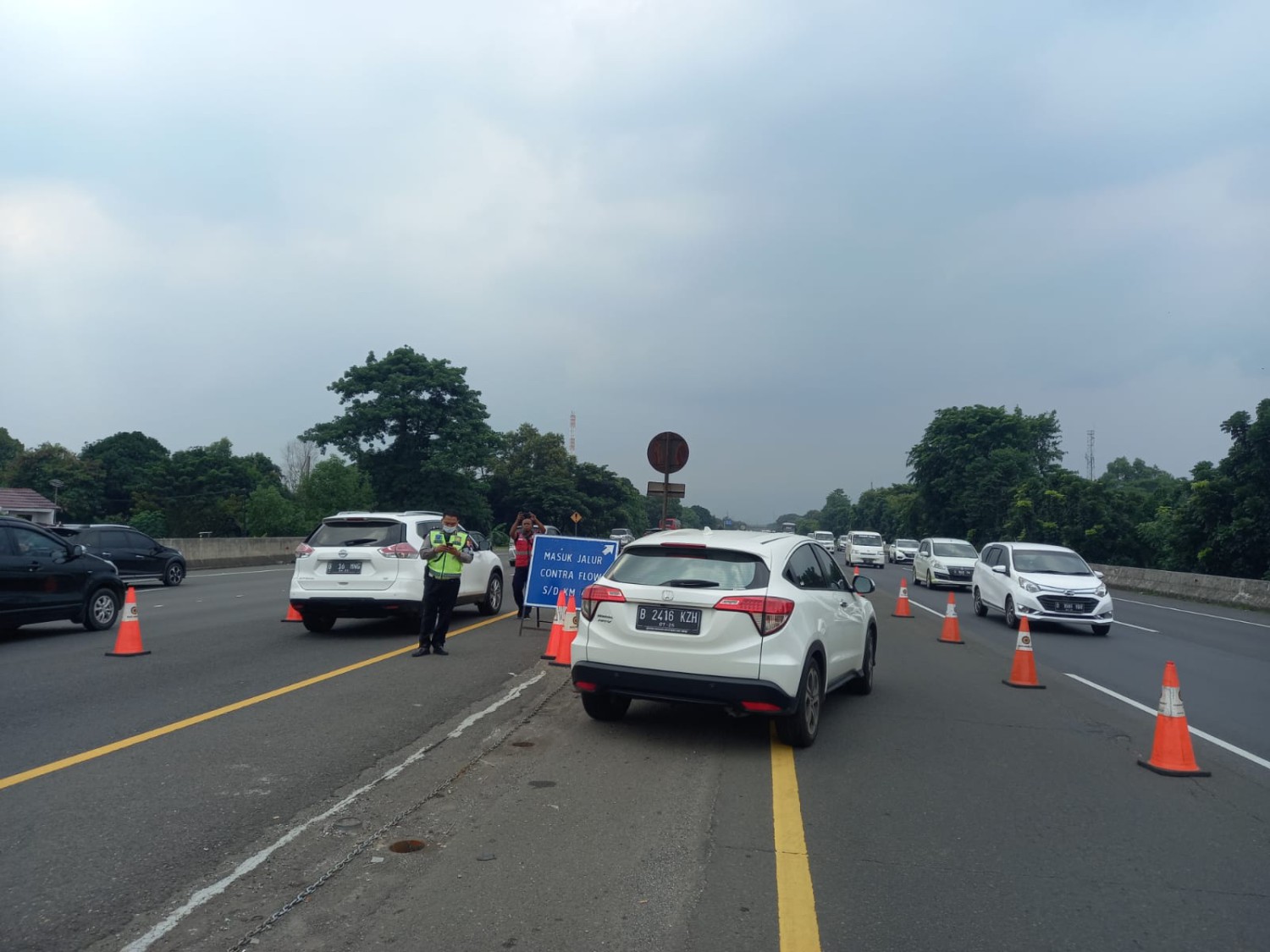 Mobil Lawan Arah, Ini Titik Contraflow dan Rekayasa Lalu Lintas di Jalan Tol Selama Nataru