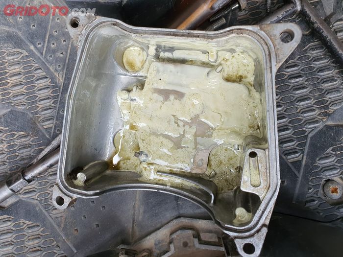 Begini Cara Mengatasi Air Radiator Yang Bercampur Dengan Oli Mesin Motor