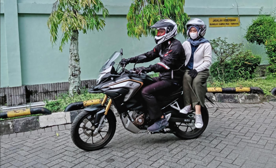 Hanya Boleh saat Terpaksa, Ini Pesan Ahli Safety saat Bonceng Penumpang Hadap Samping