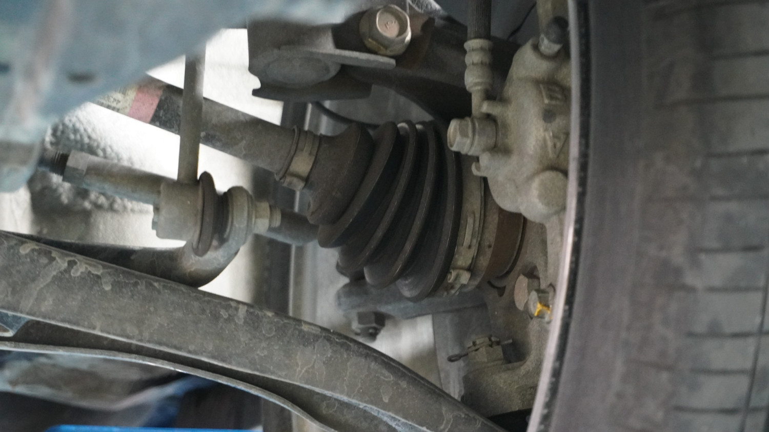 Karet Boot As Roda Mobil Sobek, Ini Dampak Jangka Panjangnya