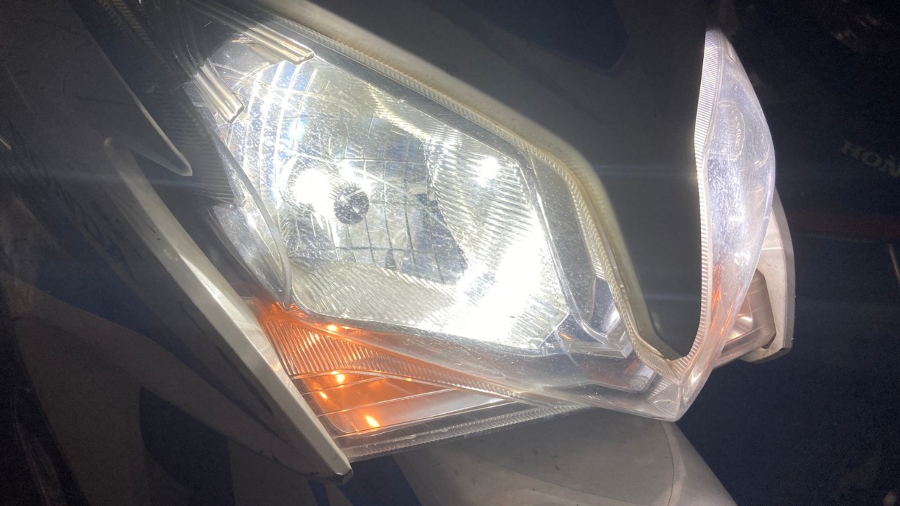 Bukan Putih, Ini Warna Lampu Motor yang Cocok di Musim Hujan