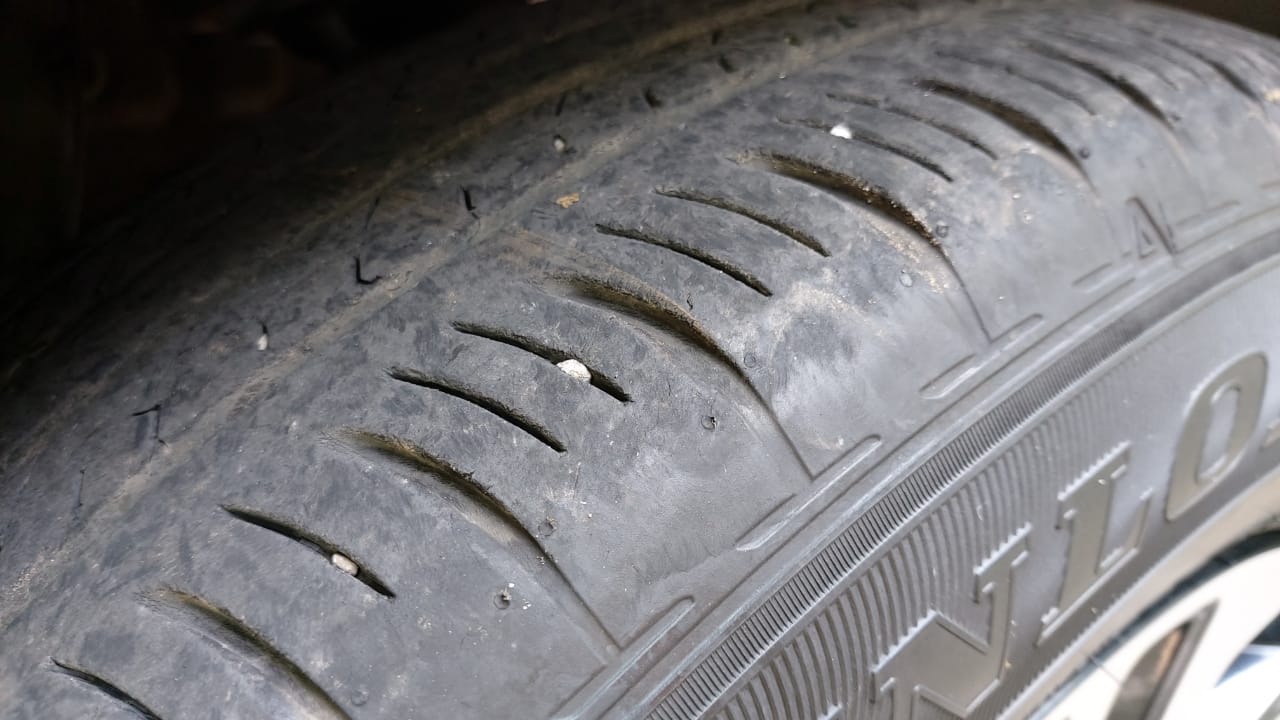 Alasan Kenapa Di Ban Mobil Bekas Jangan Sampai Ada Batu Kerikil Menempel
