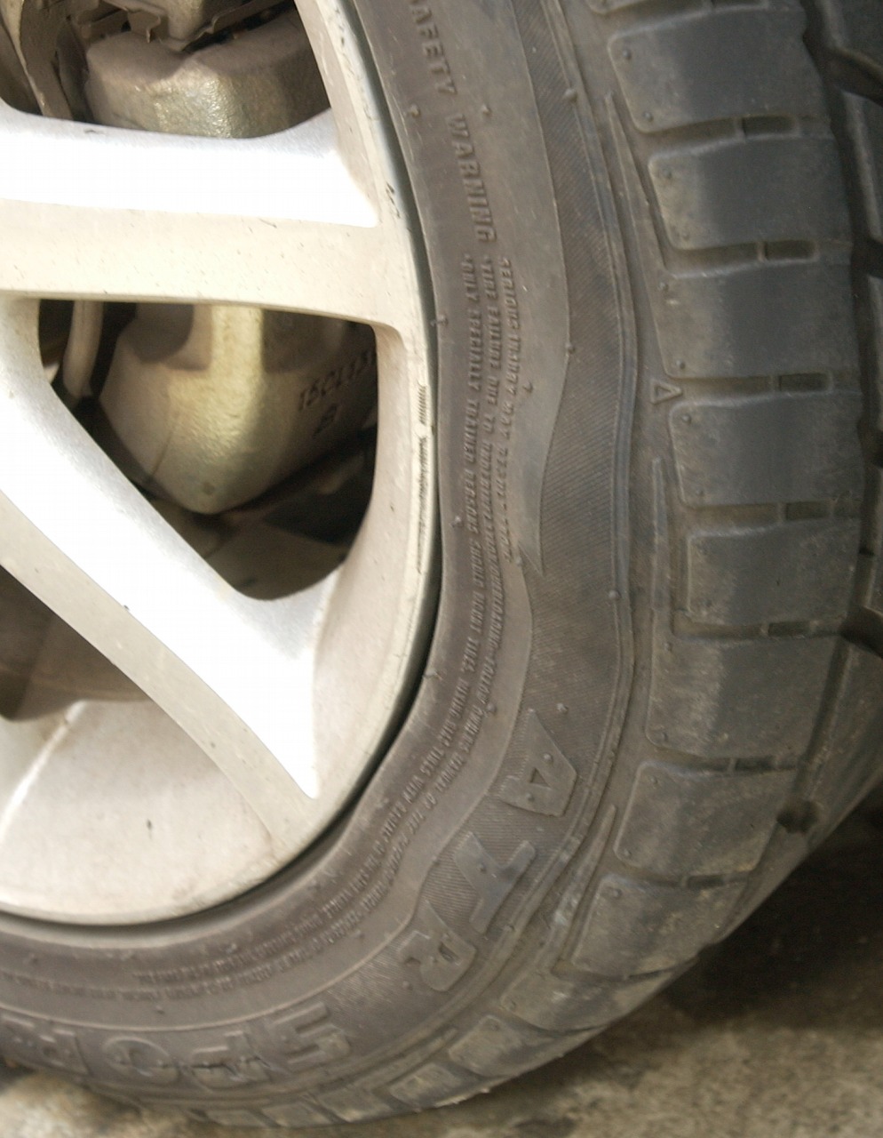 Kenapa Ban Mobil Bisa Benjol? Ini Penyebab dan Cara Mencegahnya