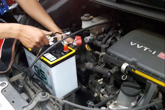 Belum Banyak yang Tahu, Begini Cara Mencabut Aki Mobil Bekas Yang Benar