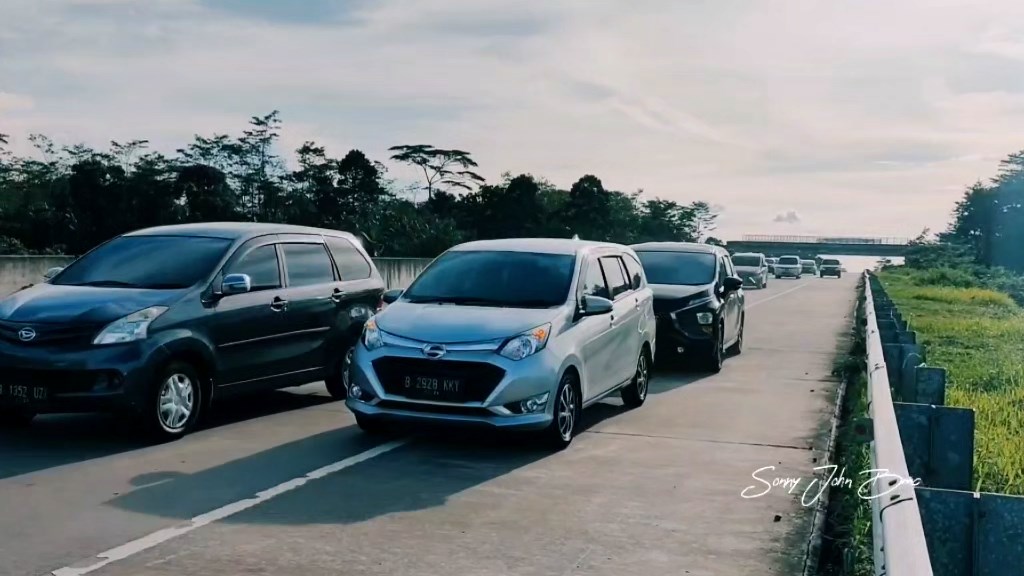 Ladies Jangan Nekat, Semahal Ini Denda Menyalip Dari Bahu Jalan Tol