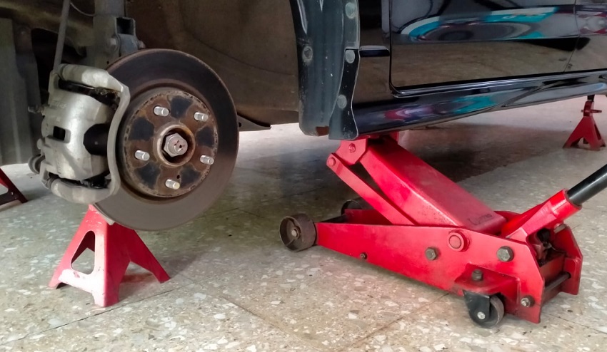 Posisi Dongkrak Mobil Harus Pas, Ini Efeknya Kalau Salah Posisi