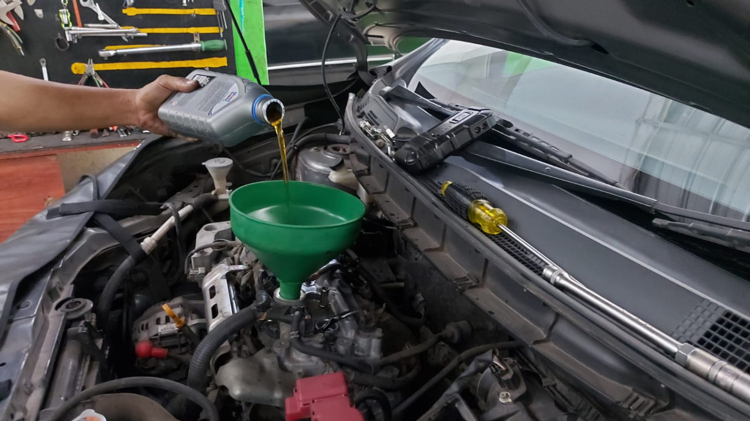 Sebaiknya Hindari Ganti-Ganti Merek Oli di Mesin Mobil, Ini Kata Ahli