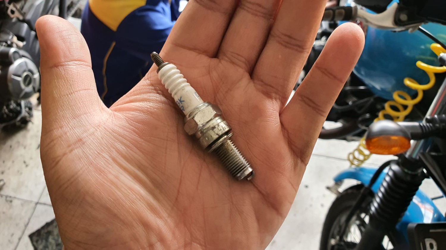 Alasan Kenapa Motor Bekas Harus Bawa Busi Cadangan Saat Musim Hujan