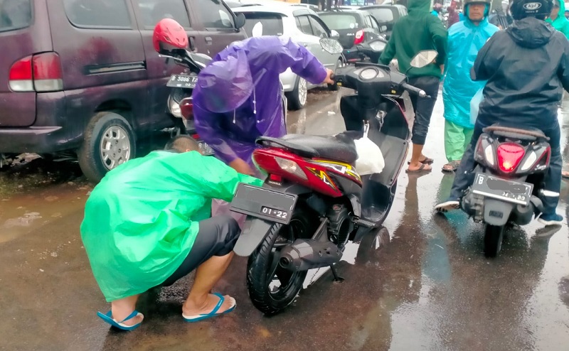 Dua Penyebab Tarikan Motor Brebet Saat Musim Hujan, Langsung Cek Ini