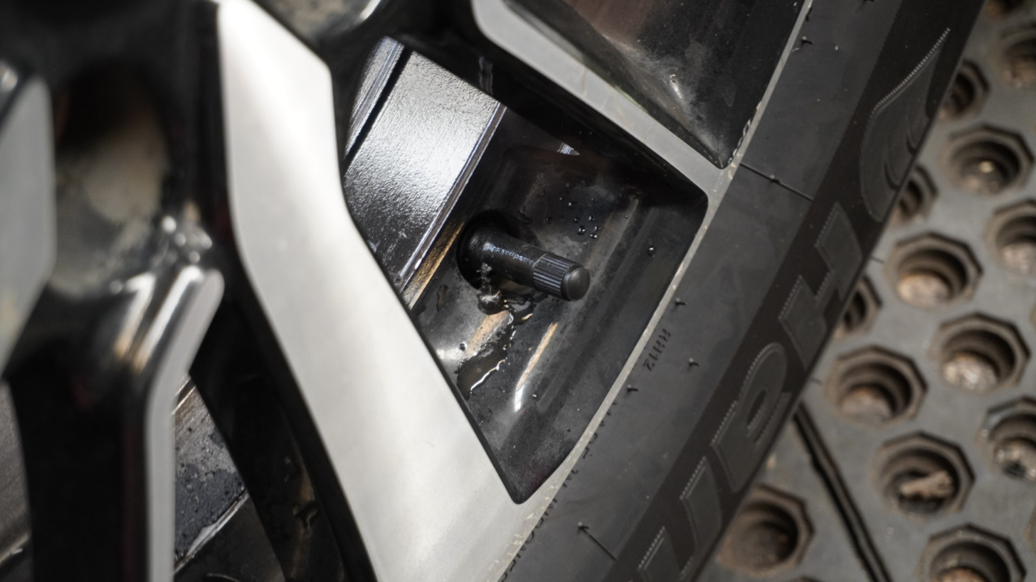 Sangat Sederhana, 3 Tips Agar Ban Serep Mobil Bisa Lebih Awet