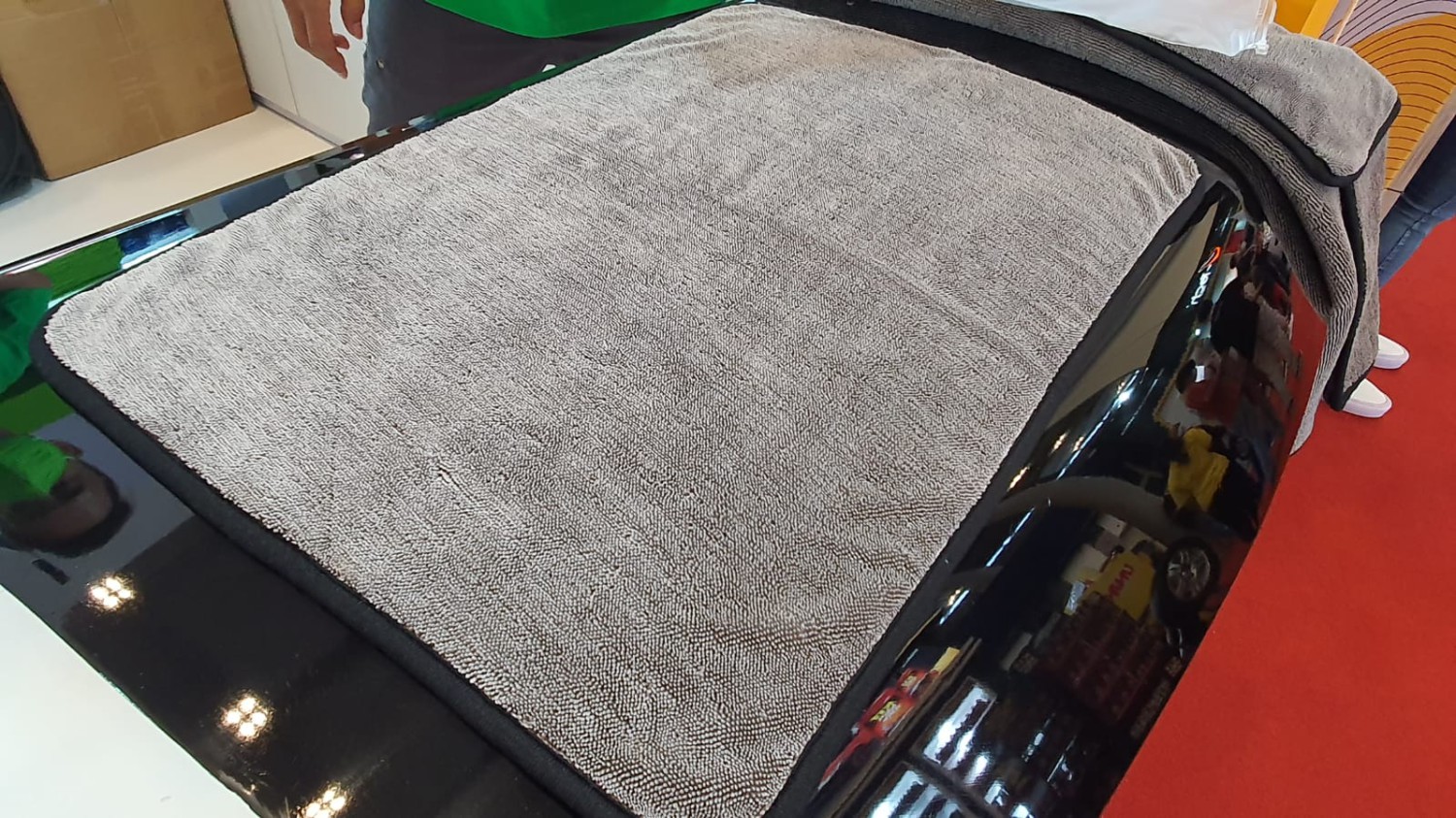 Alasan Kain Microfiber Lebih Efektif Keringkan Body Motor di Musim Hujan