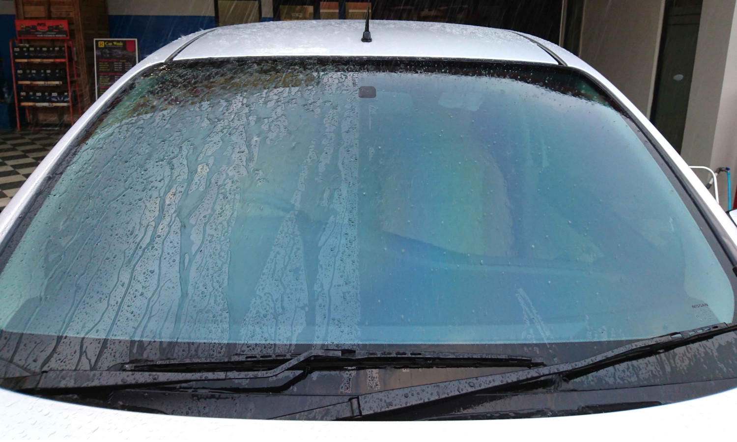 Sambil Ngabuburit, Begini Cara Bersihkan Lubang Air Wiper Mobil Bekas