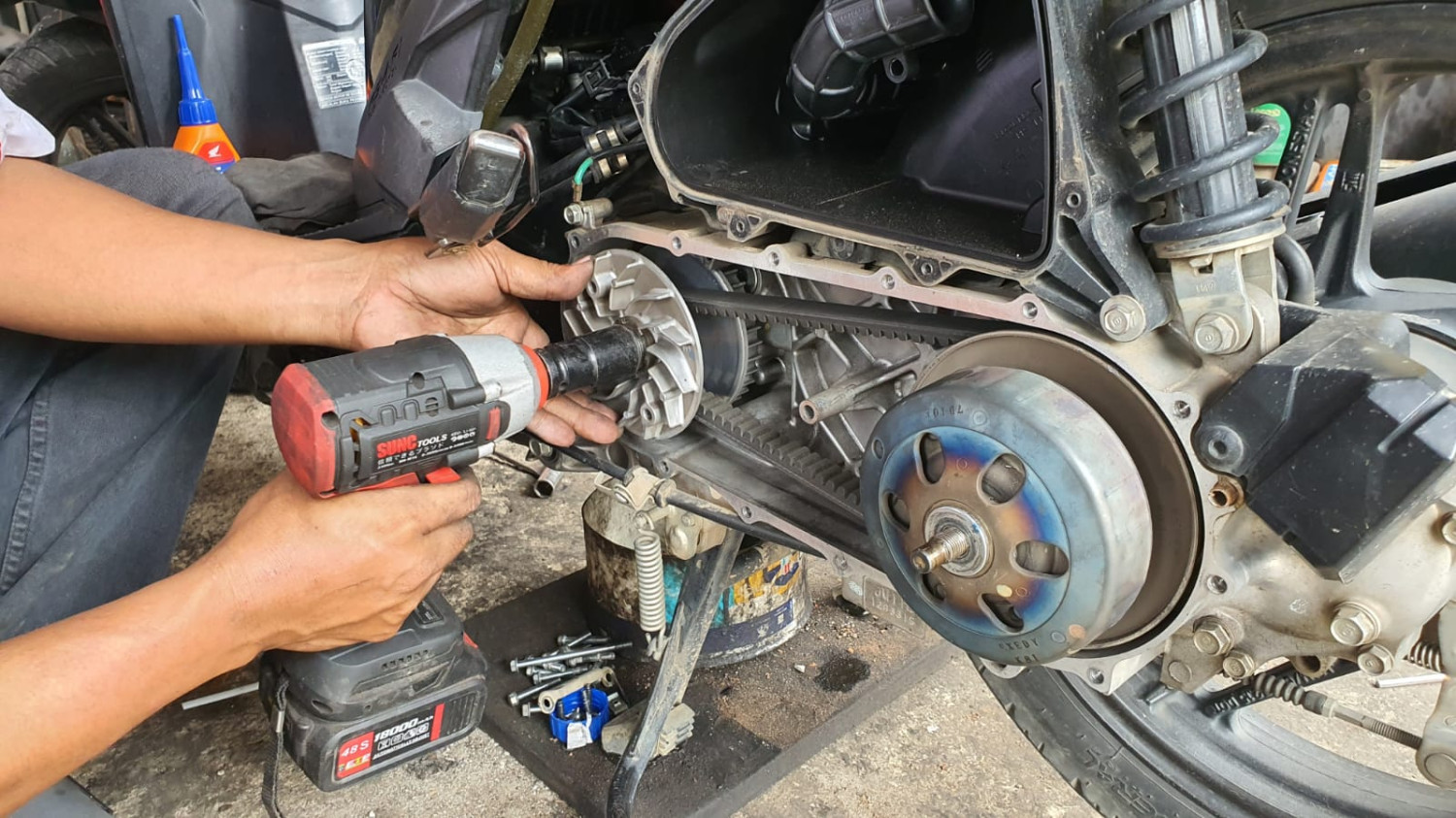 Begini Cara Mengatasi Mur Pulley Di Motor Matic Yang Sulit Dibuka