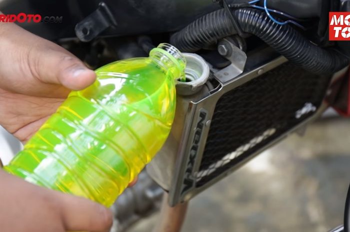 Ini Langkah Yang Benar Saat Tambah Cairan Coolant di Motor Bekas
