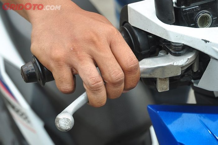 Rem Depan Motor Terasa Dalam Saat Ditekan? Ini Biang Keladinya
