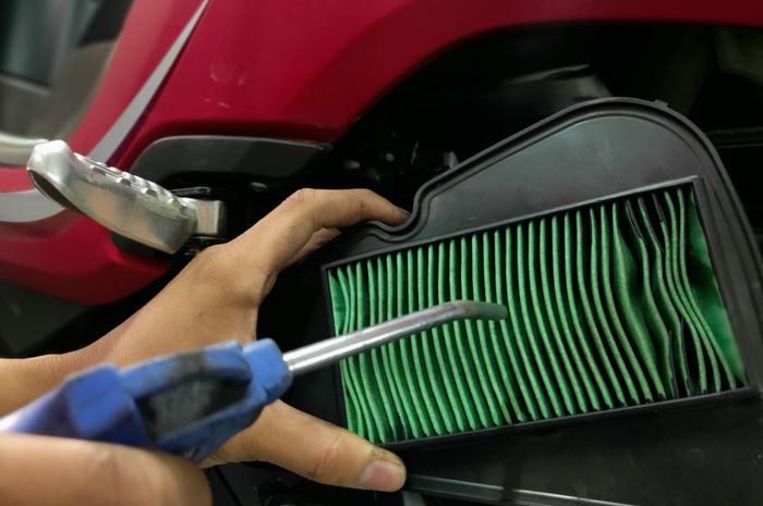 Alasan Kenapa Filter Udara Motor Matic Jangan Disemprot Angin Kompressor