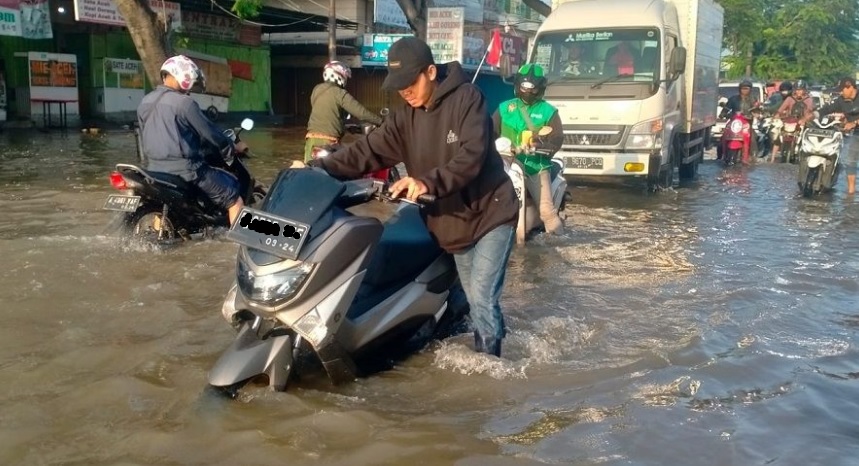 Pemotor Sering Tak Sadar, Ini Salah Satu Kesalahan Fatal Saat Motor Terendam Banjir