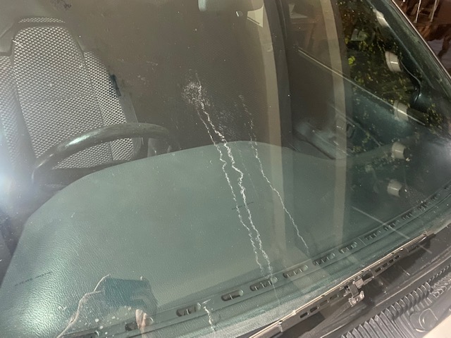Ternyata Membersihkan Kaca Mobil Asal-asalan Bisa Picu Baret Halus