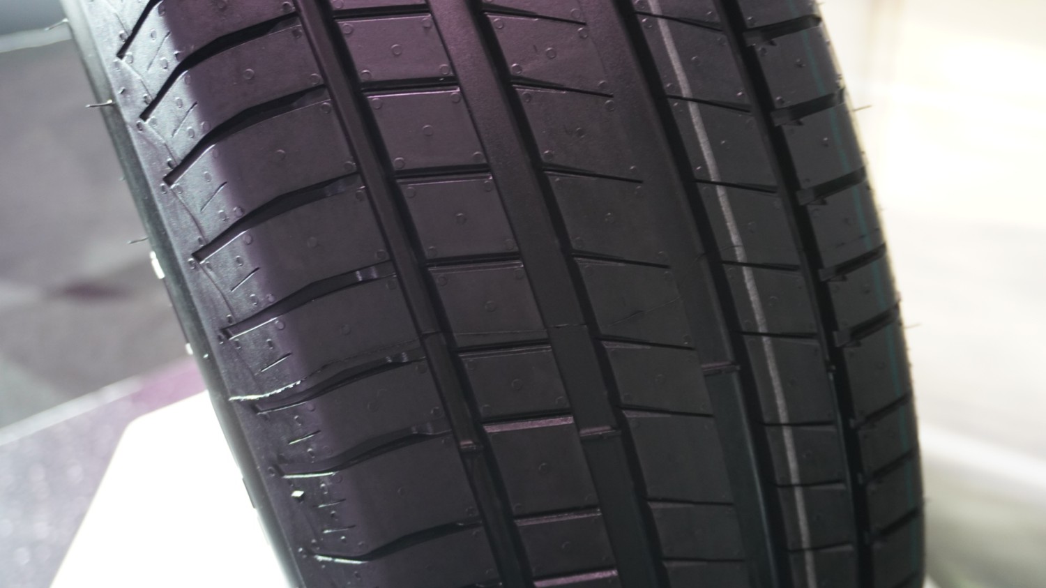 Ini Tiga Penyebab Tapak Ban Mobil Bekas Termakan Cuma Sebelah