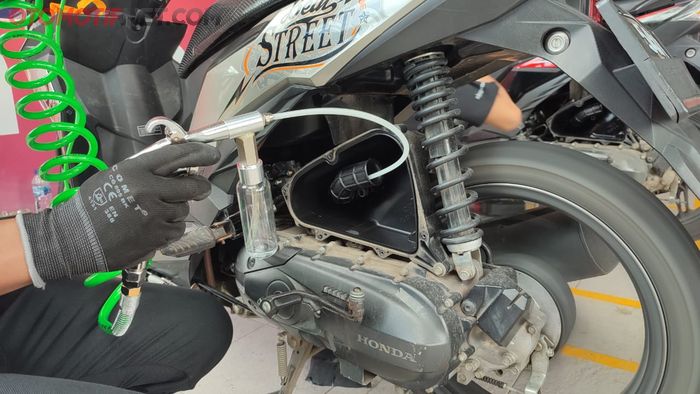 Semprot Cairan Dari Box Filter Udara Bikin Throttle Body Motor Bekas Bersih, Ini Faktanya
