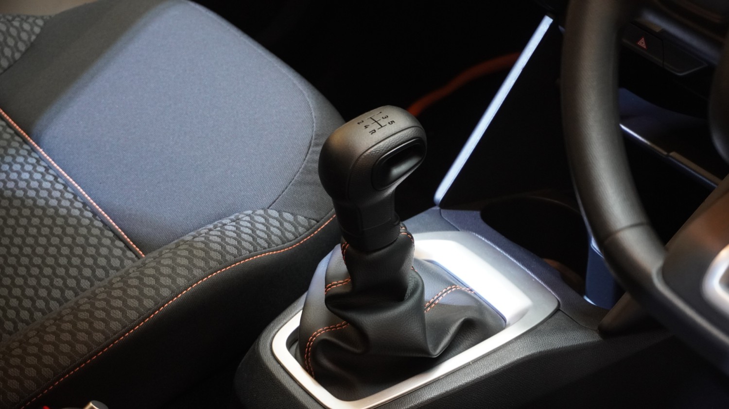 Hati-hati, ini Penyebab Mobil Bekas Manual Tercium Bau Hangus