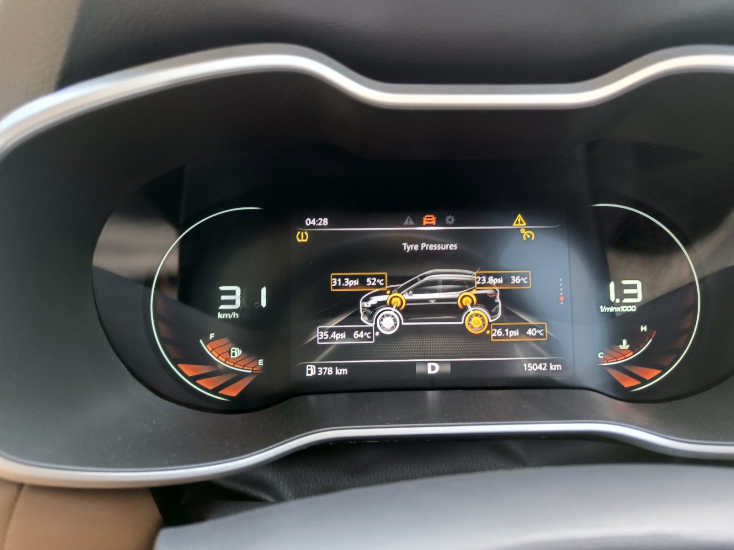 Hal yang Enggak Boleh Dilakukan Pada Ban Mobil Saat Perjalanan Jauh