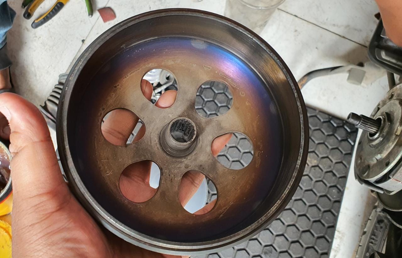 Efek Samping Menahan Rem Belakang Motor Matic Sambil Membuka Gas