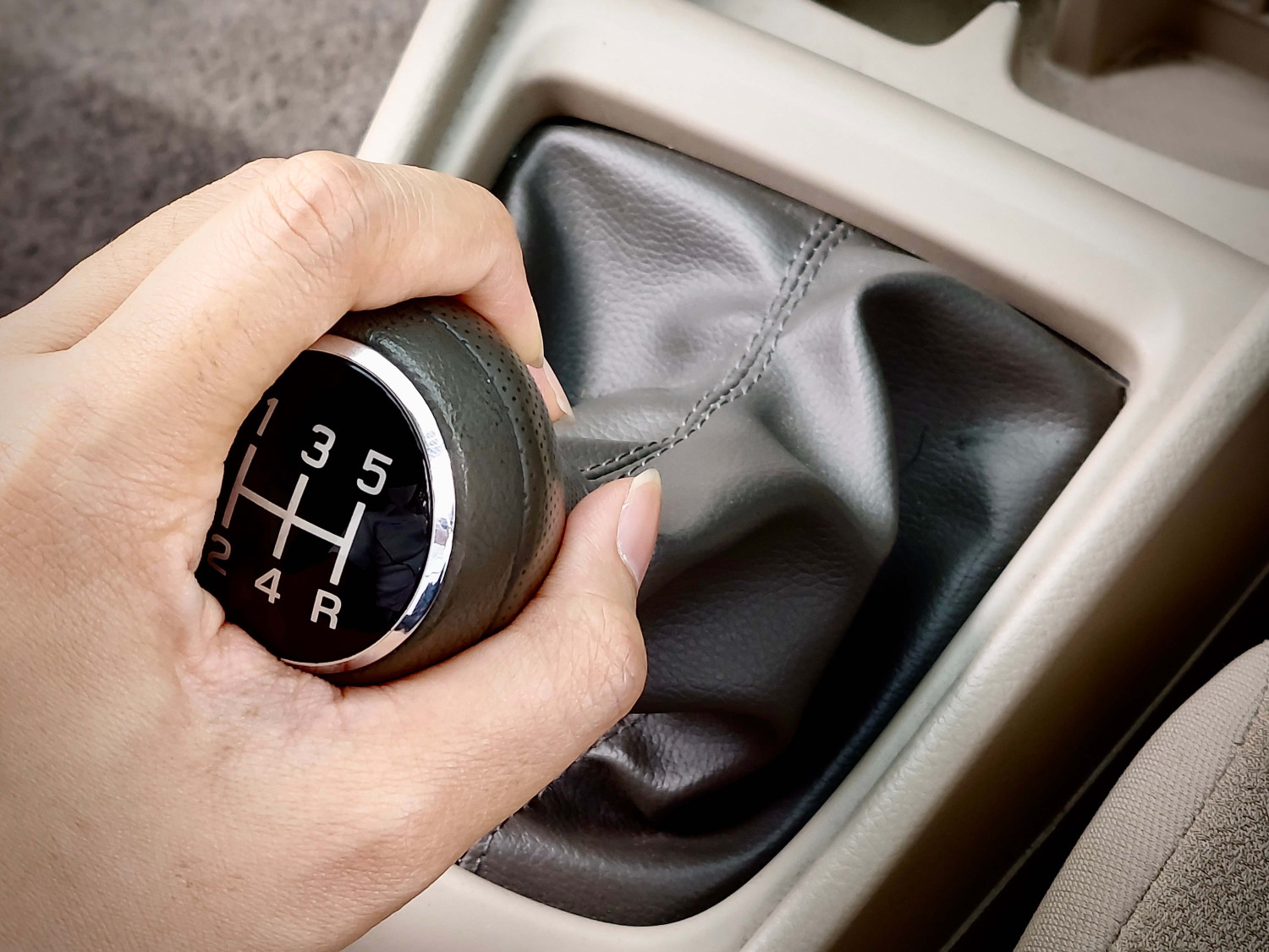 Mobil Manual Muncul Bau Sangit Dadakan, Sopir Perlu Hapus Kebiasaan Begini