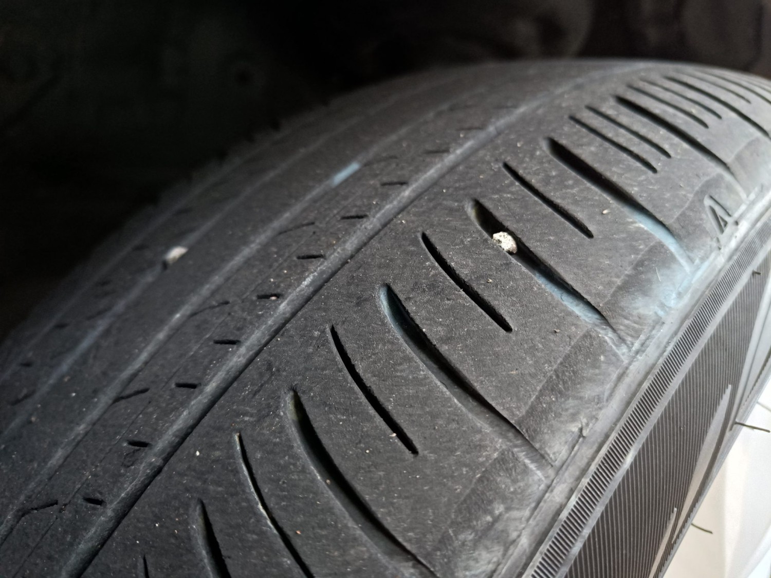 Sudah Tahu Belum, Ini Efek Samping Membiarkan Ban Mobil Banyak Krikil