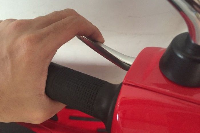 Ini Efek Samping Kebiasan Meletakan Jari Di Tuas Rem Motor Matic