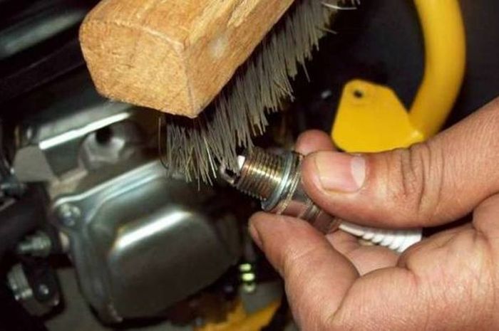 Bersihkan Busi Jangan Pakai Sikat Kawat, Ini Saran Pabrikan Busi